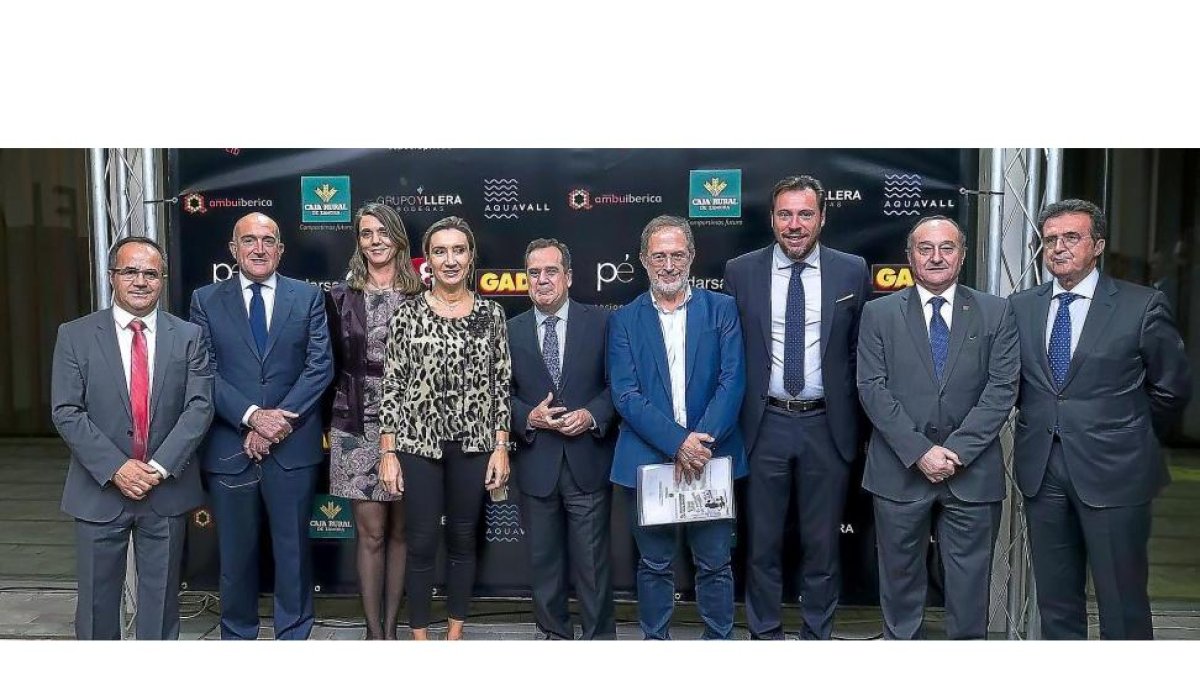 Florencio Carrera (director de La 8 Valladolid), Jesús Julio Carnero (presidente de laDiputación), Ángela de Miguel (presidenta de la CVE), Victoria Seco (Consejería de Fomento), Pablo Trillo (delegado territorial), Manuel Saravia (concejal de Urbanismo)-