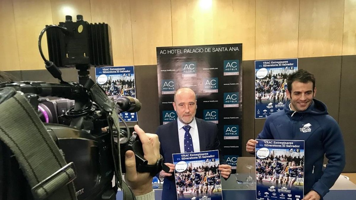 José María Valentín-Gamazo y Diego Merino posan con el cartel del derbi del próximo domingo.-G. VELASCO