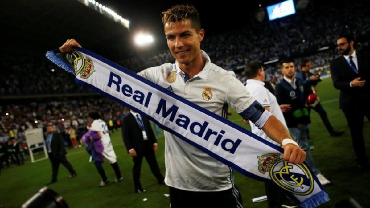 Cristiano Ronaldo, con una bufanda del Madrid.-REUTERS / JON NAZCA