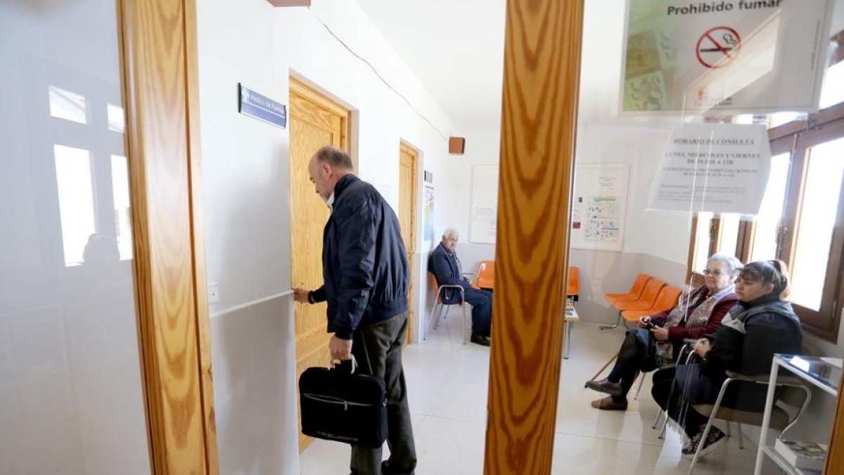 El médico de Familia Miguel Ángel Castilla llega al consultorio local de Viloria del Henar (Valladolid).-ICAL