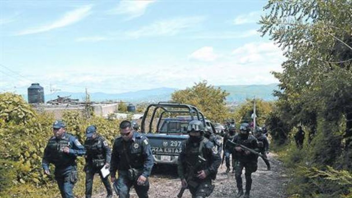 Policías mexicanos en la colonia La Parota, a las afueras de Iguala, donde fueron halladas las fosas.-