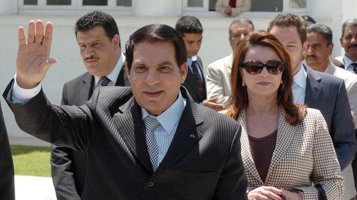Ben Alí y su esposa, Leila, en una imagen tomada en mayo del 2010.-FETHI BELAID (AFP)