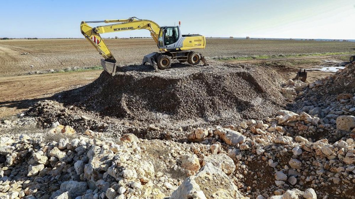 Una pala excavadora comienza los trabajos de desbroce, estaquillado y tramitación de los trabajos arqueológicos, ayer en el tramo Tudela-Olivares.-J.M. LOSTAU