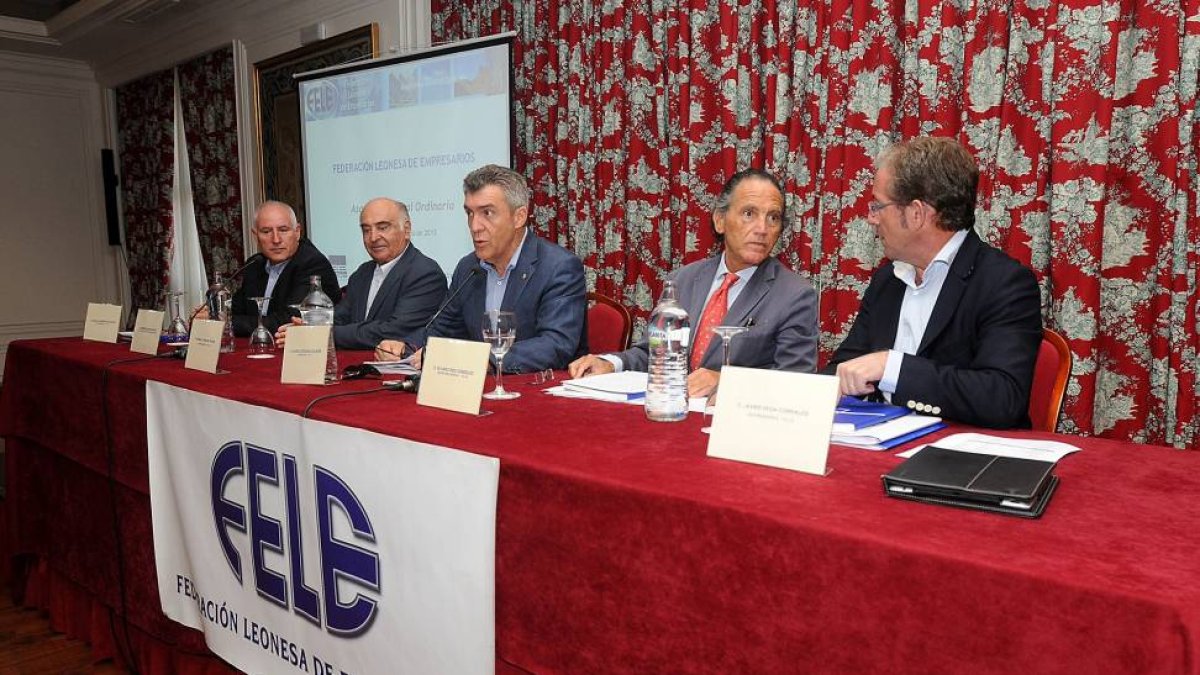 El presidente de la FELE, Javier Cepedano (C), preside la asamblea general ordinaria-Ical