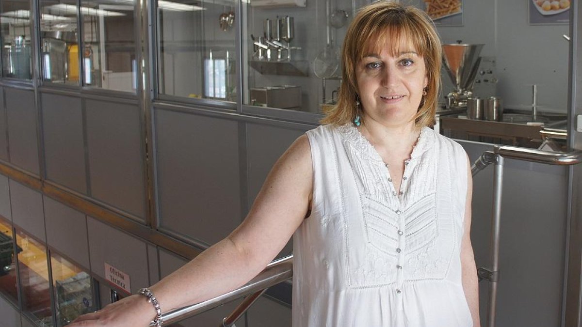 Belén Blanco de Industrias José Luis Blanco y al fondo el prototipo de freidora de inducción.-SANTI OTERO