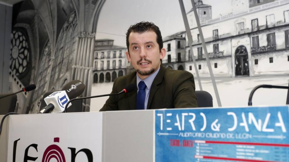 El concejal de Cultura de León, Juan Pablo García Valadés, presenta la programación de teatro y danza del primer semestre de 2015 de la Red de Teatros-Ical