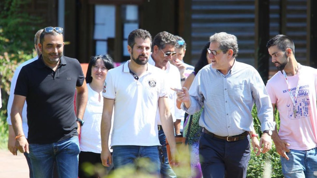 Tudanca durante su visita al campamento 'El Bosque de los Sueños de Aspaym' en Cubillos del Sil (León).-ICAL