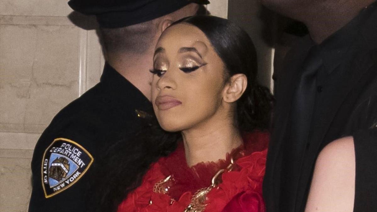 La rapera Cardi B abandona la fiesta de la revista Harper’s Bazaar, este viernes, con un chichón sobre su ceja izquierda, tras lanzarle un zapato a su compañera de profesión Nicki Minaj-AP / CHARLES SYKES