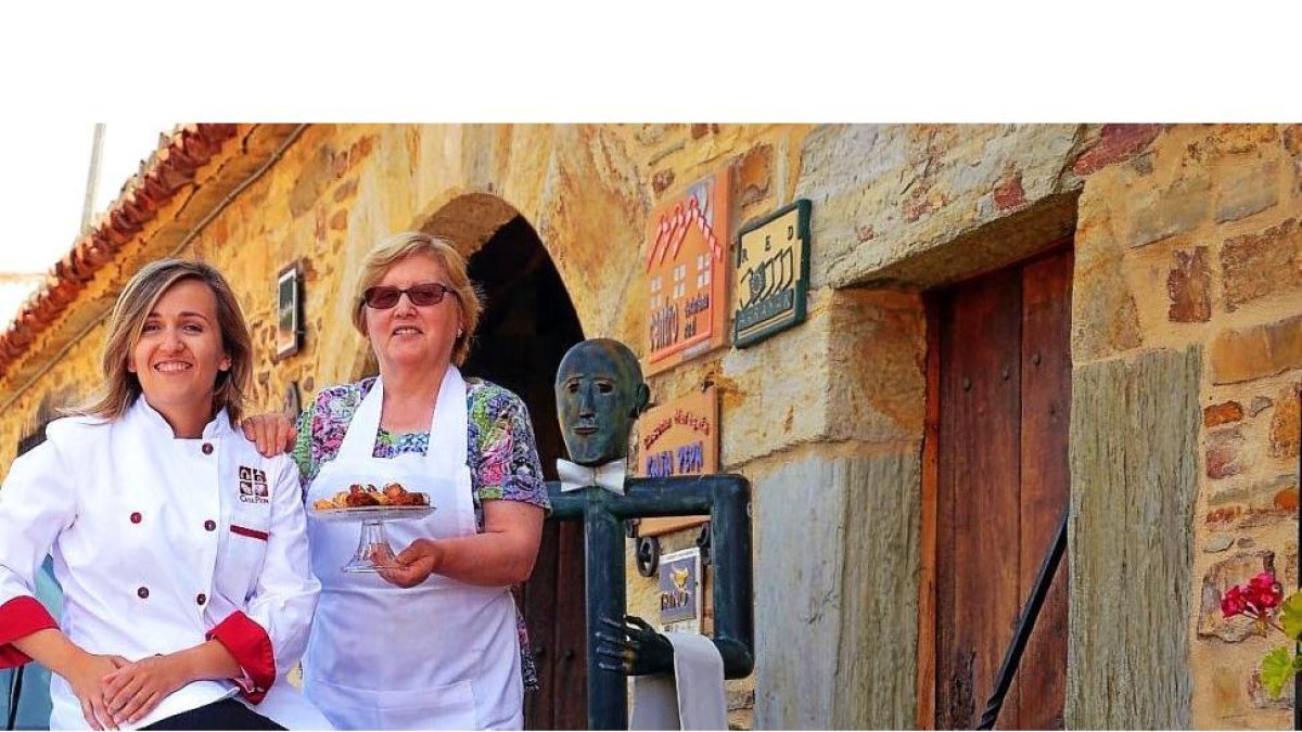 Laura Alonso y su madre Josefina Nieto en la puerta del hotel. Arriba, platos del cocido maragato que preparan.-L.P.