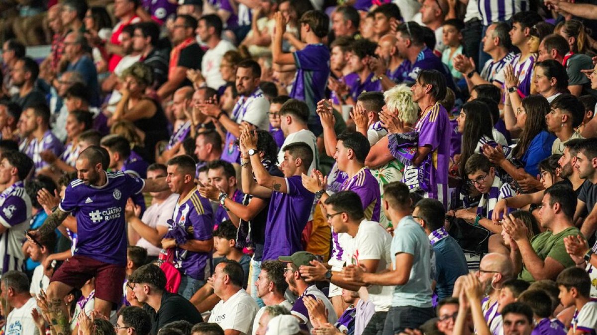 Aficionados en las gradas de Zorrilla. / RV / I. SOLA