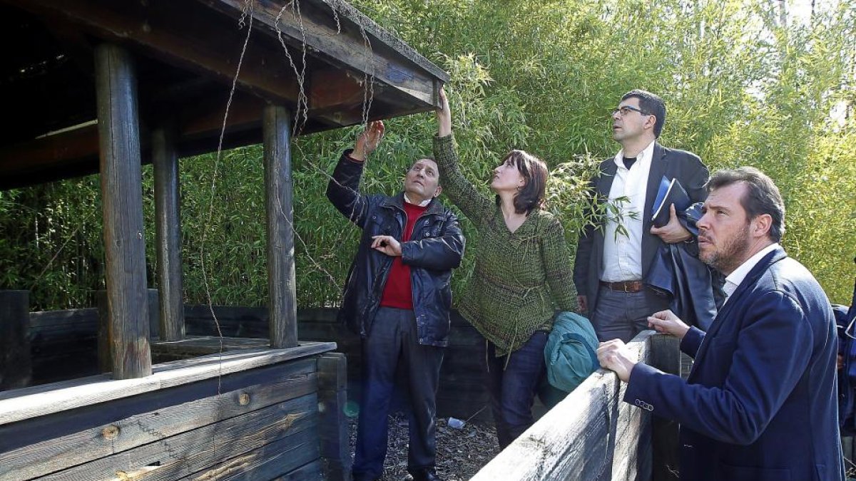 Puente y Bustos observan las instalaciones mientras Sánchez comprueba con un técnico las maderas.-J. M. LOSTAU