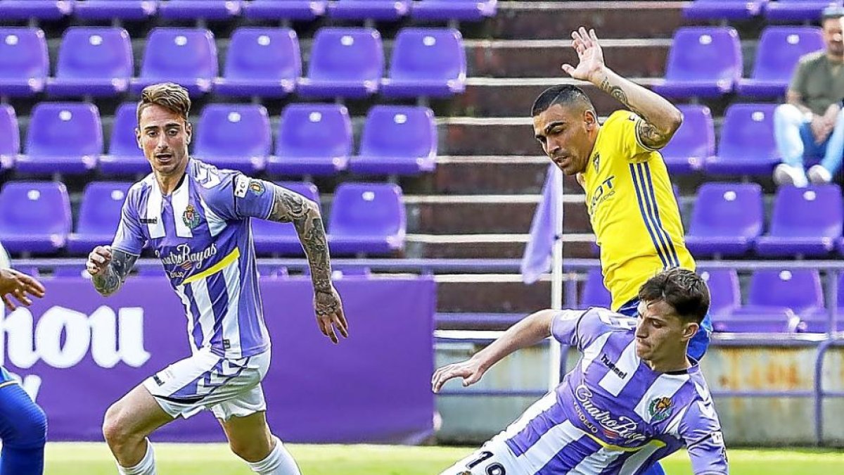 Calero observa a Toni con el balón, durante el partido contra el Cádiz.-J.M. LOSTAU