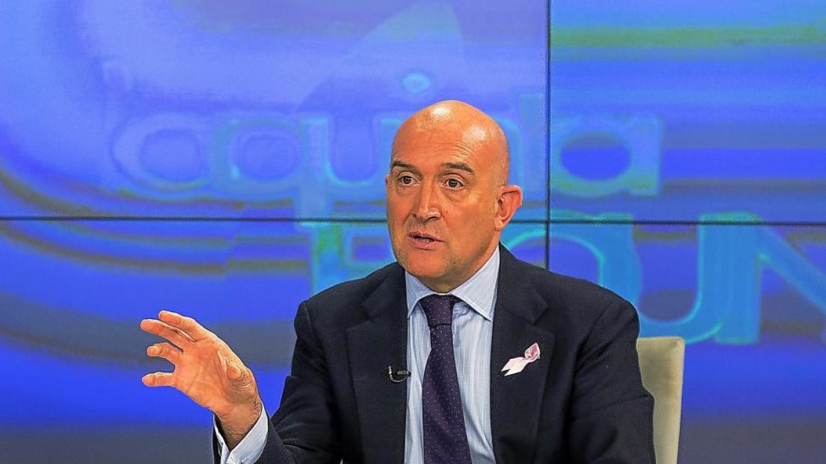 El presidente de la Diputación de Valladolid, Jesús Julio Carnero, ayer en el programa de ‘La Quinta Esquina’ de La 8.-MIGUEL ÁNGEL SANTOS