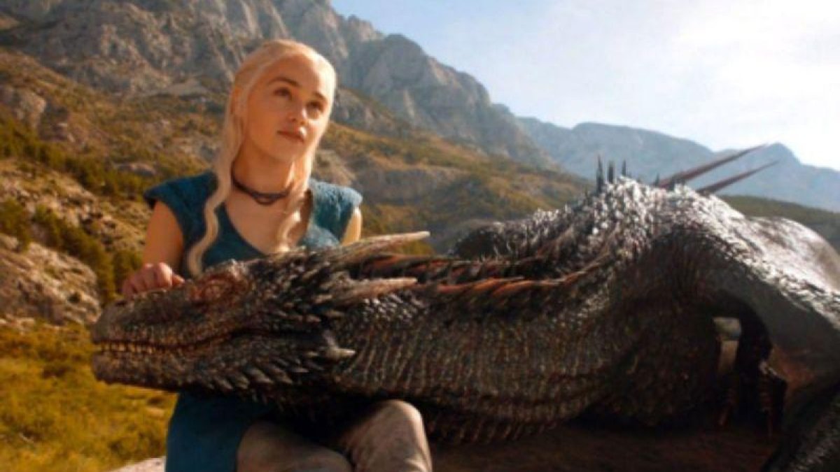Emilia Clarke es la madre de dragones en Juego de tronos.-HBO