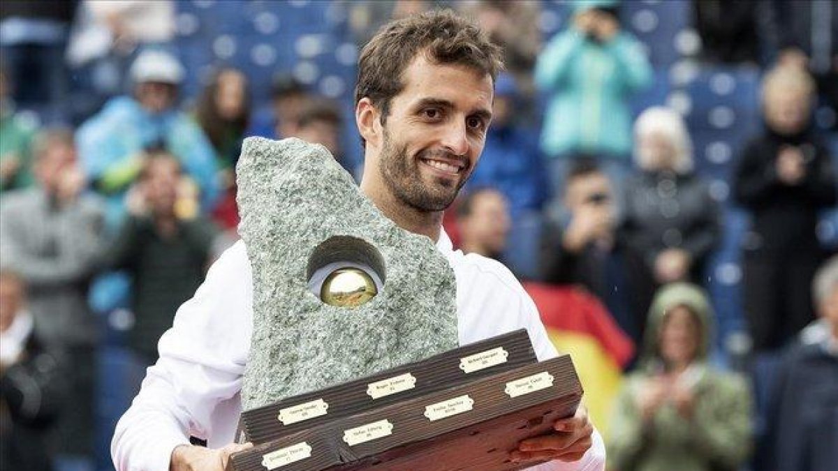 El tenista Albert Ramos con el trofeo del Torneo de Gstaad.-