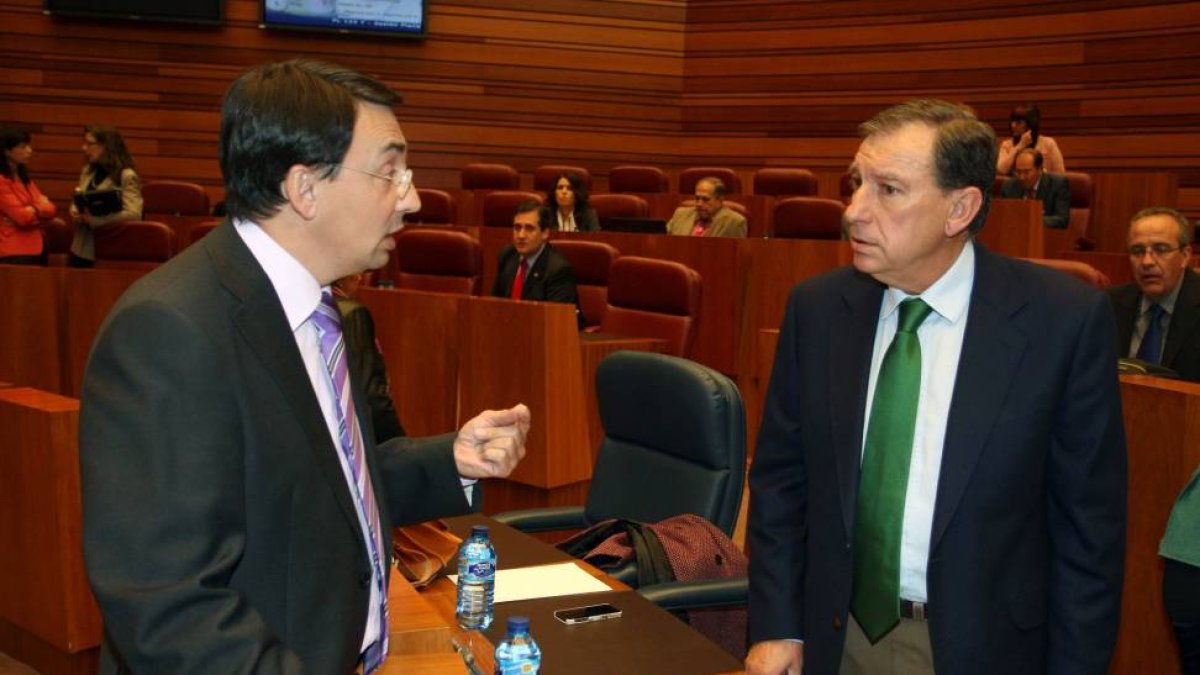 El consejero de Educación, Juan José Mateos, y el procurador socialista Fernando Pablos-Ical