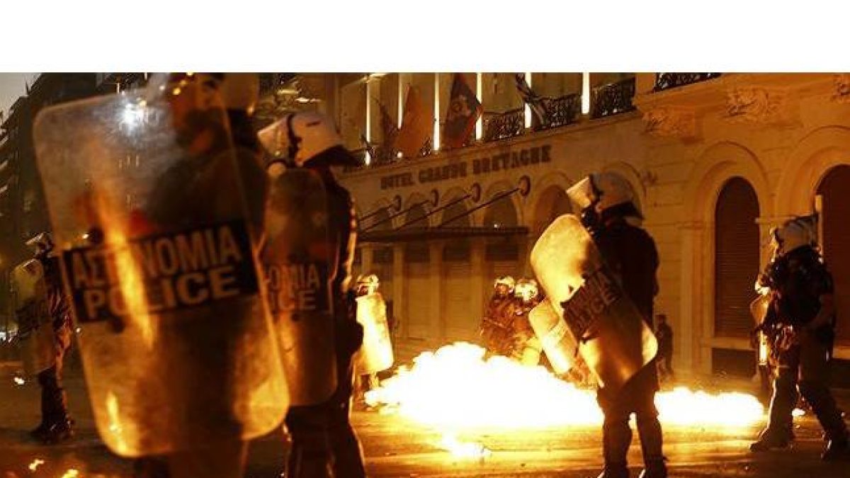 Disturbios en Atenas, frente al Parlamento.-Foto: REUTERS / YANIS BEHRAKIS