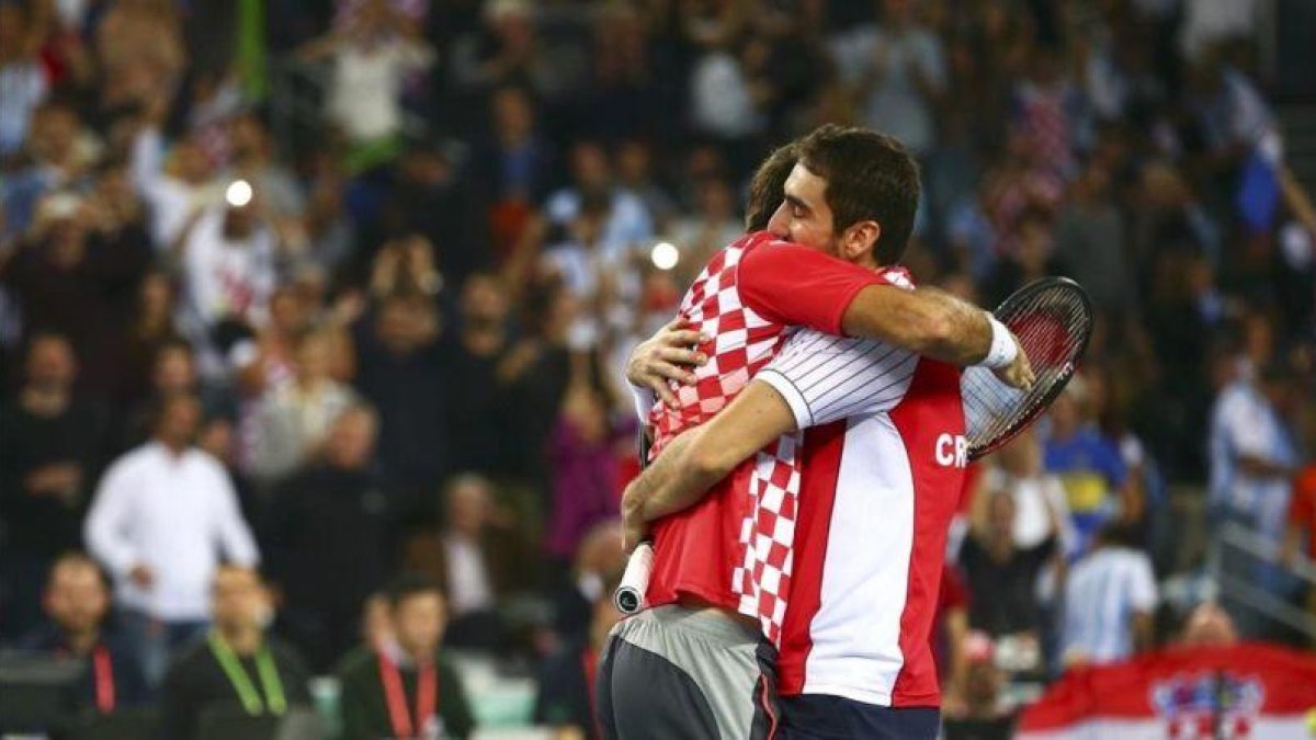 Cilic y Dodig se abrazan en Zagreb tras la victoria.-REUTERS / ANTONIO BRONIC