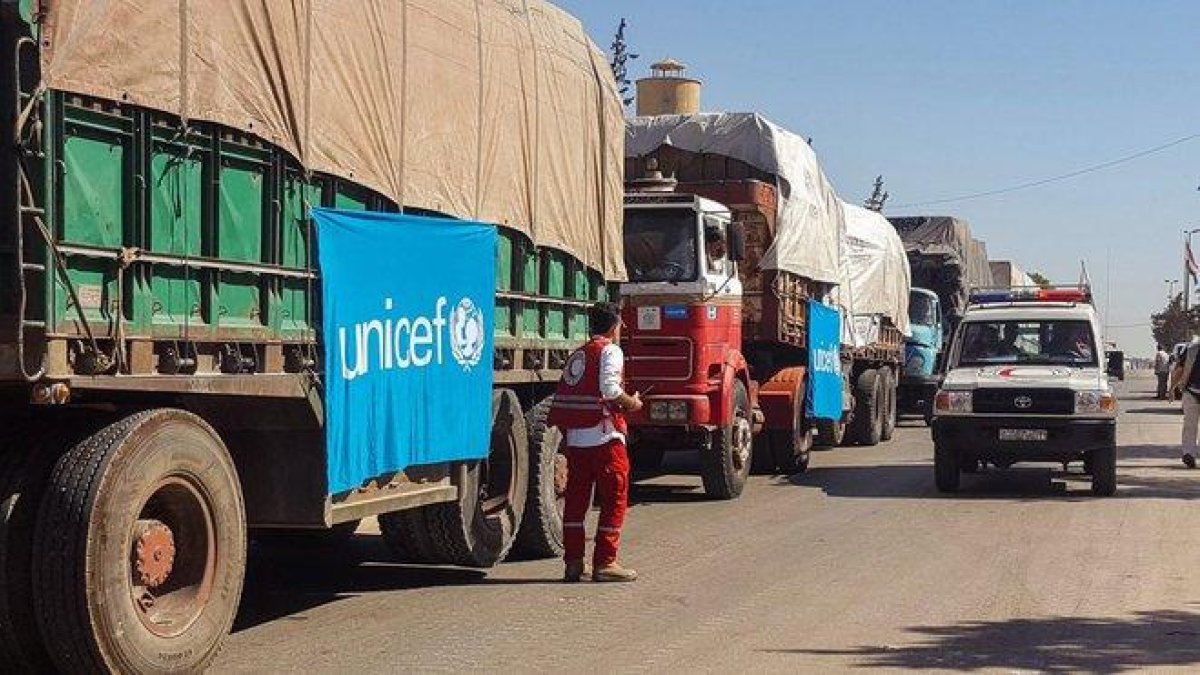 Media Luna Roja Siria que muestra un convoy de camiones antes de partir para entregar ayuda humanitaria.-EFE / MEDIA LUNA ROJA SIRIA