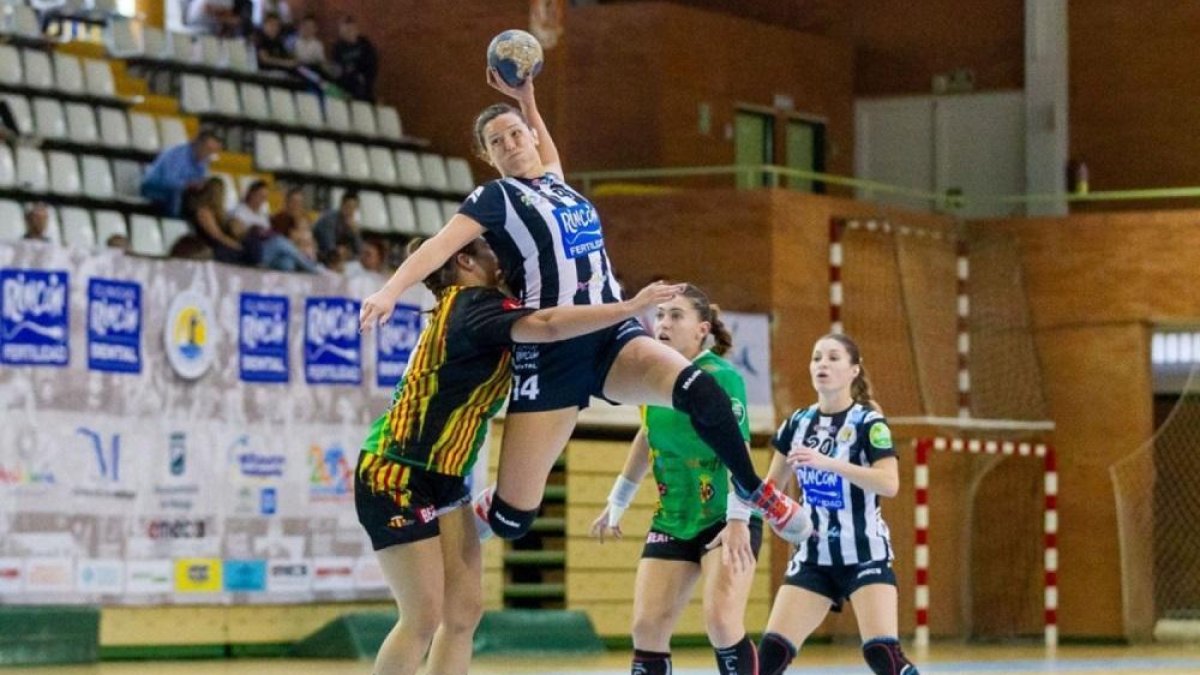 La zurda Iara Grosso muestra su poderoso salto antes de lanzar en un partido con el Rincón Fertilidad Málaga.-C. C.