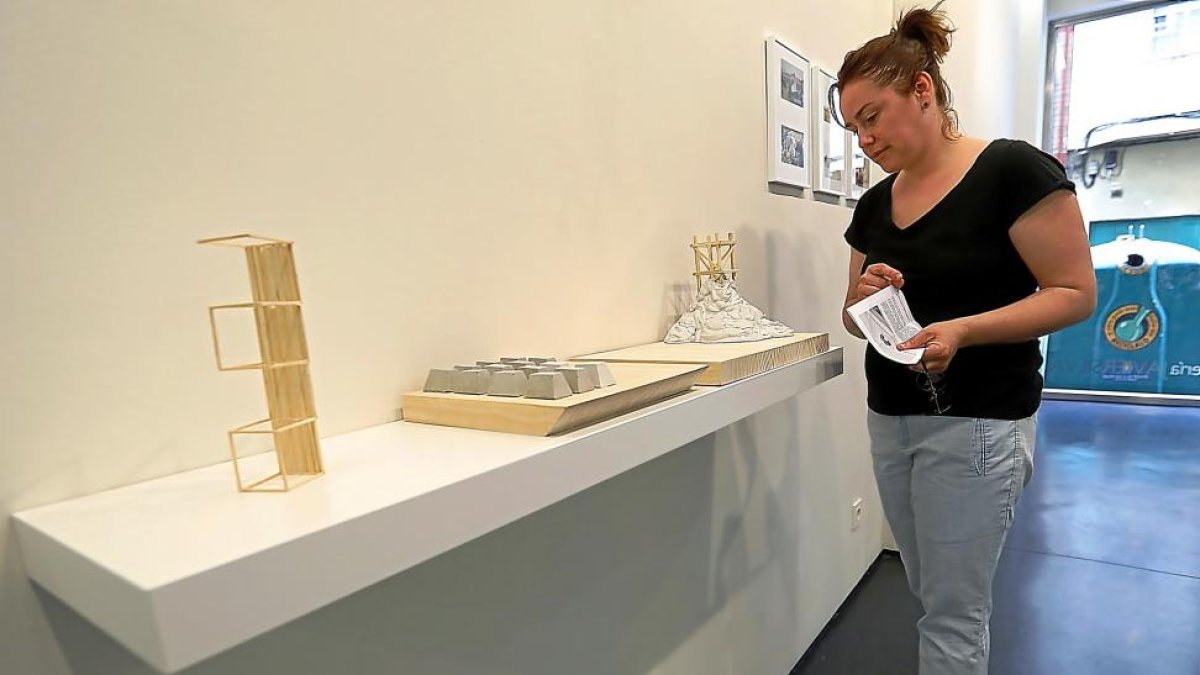 Una joven contempla el conjunto ‘Proyectos para nuevas montañas’ expuesto en la galería Javier Silva.-J. M. LOSTAU