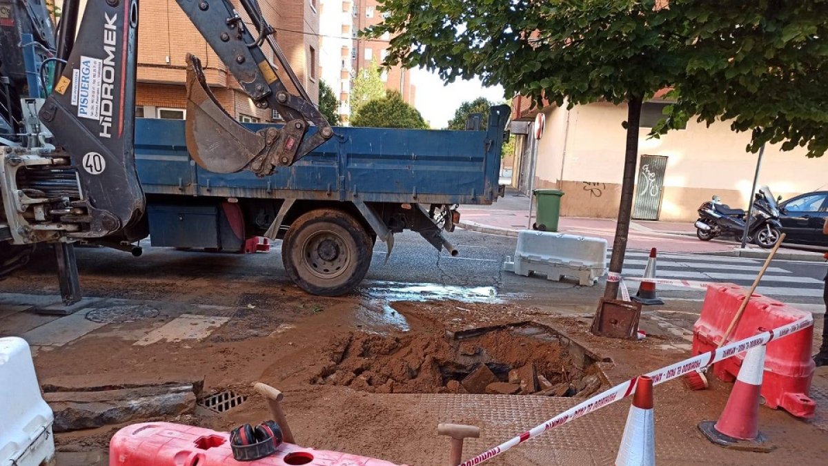 Obras de reparación de la avería. - TWITTER POLICÍA DE VALLADOLID