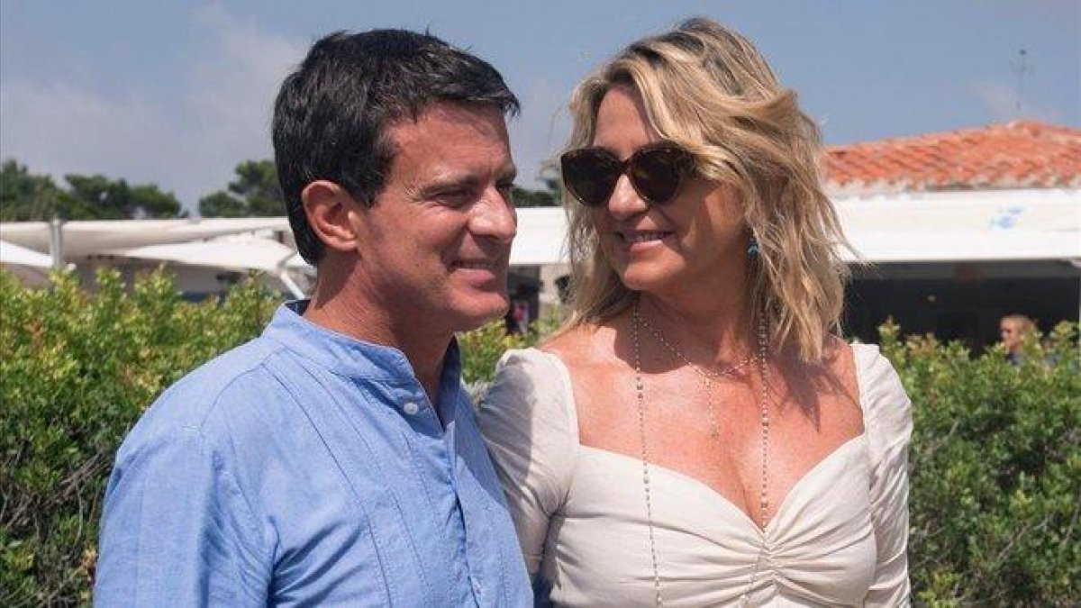 Manuel Valls y Susana Gallardo, tras su boda.-AFP / MAGDALENA PALMENR