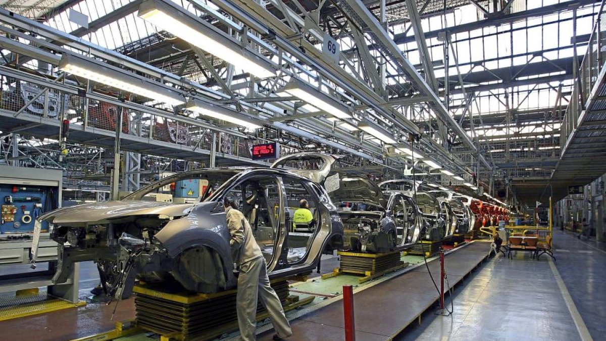 Linea de montaje del modelo Captur en la factoría de Valladolid.-ICAL