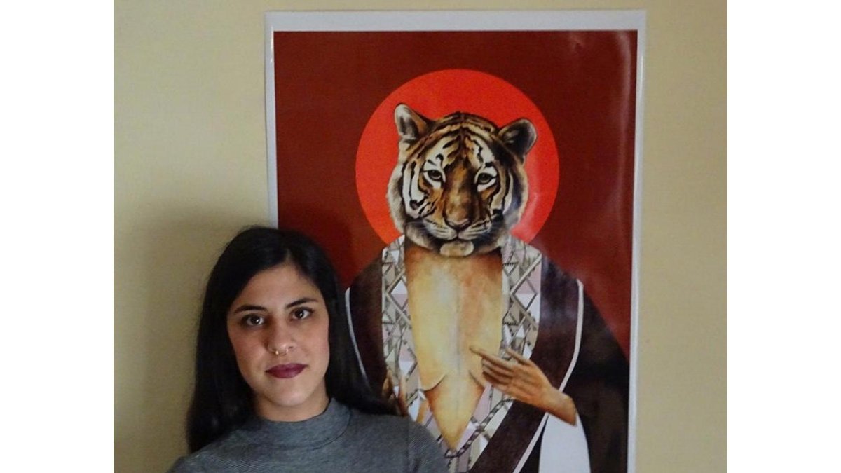 La vallisoletana Alba Lázaro junto a una de sus ilustraciones.-ICAL