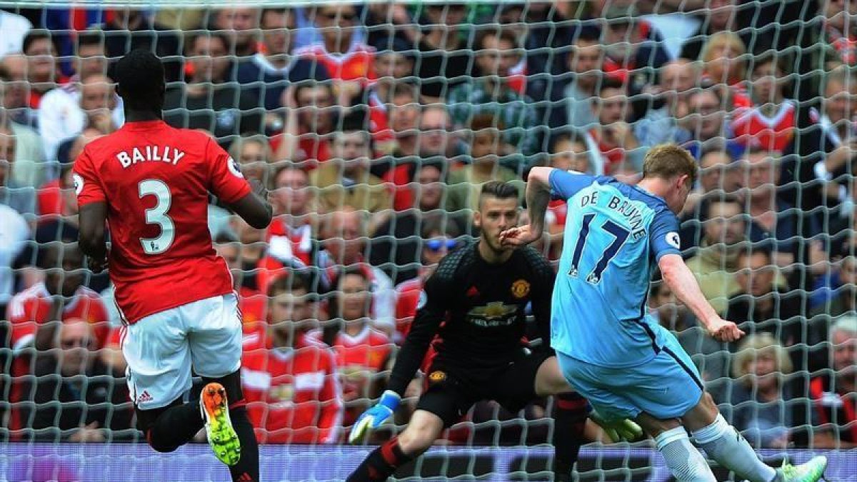 De Bruyne abre el marcador del clásico inglés entre City y United en Old Trafford.-EFE