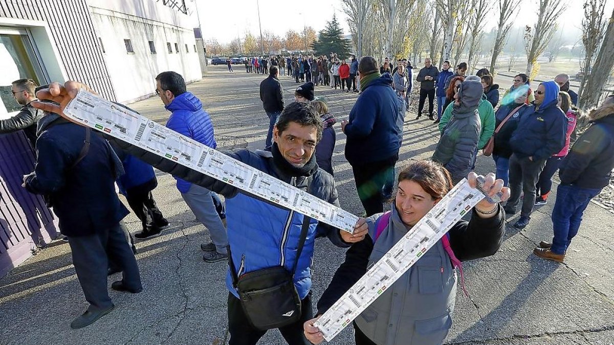 Abonados muestran sus entradas para el partido ante el Atlético.-JM. LOSTAU