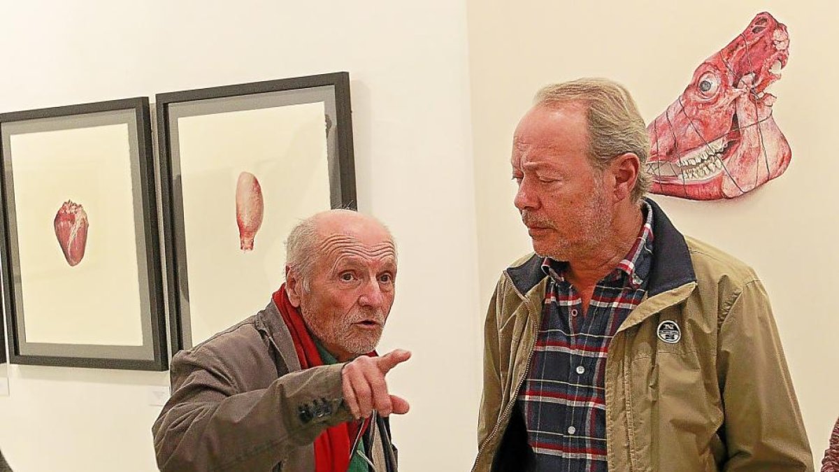 Antonio López y Enrique Reche conversan ayer en la sala de exposiciones del Teatro Calderón.-J.M.LOSTAU