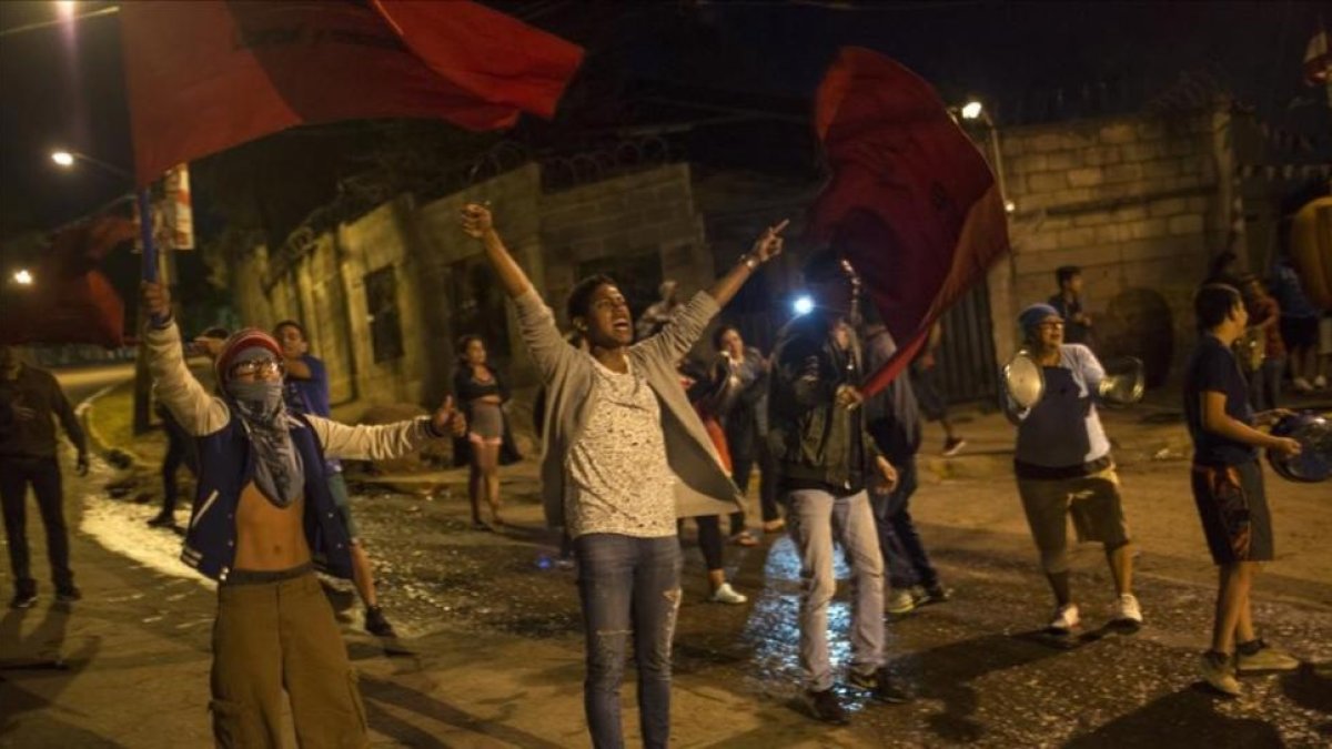 Manifestantes en Tegucigalpa denuncian fraude electoral en Honduras,-/ AP / RODRIGO ABD