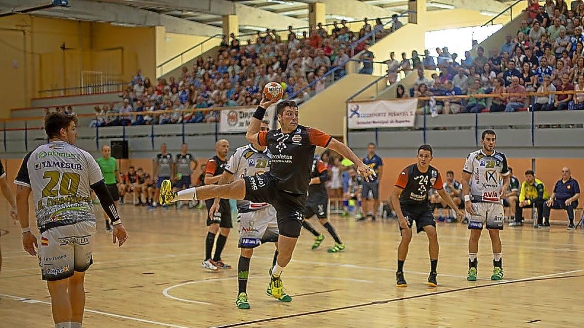 Gastón Mouriño se dispone a lanzar en el partido disputado ayer en Peñafiel.-EL MUNDO