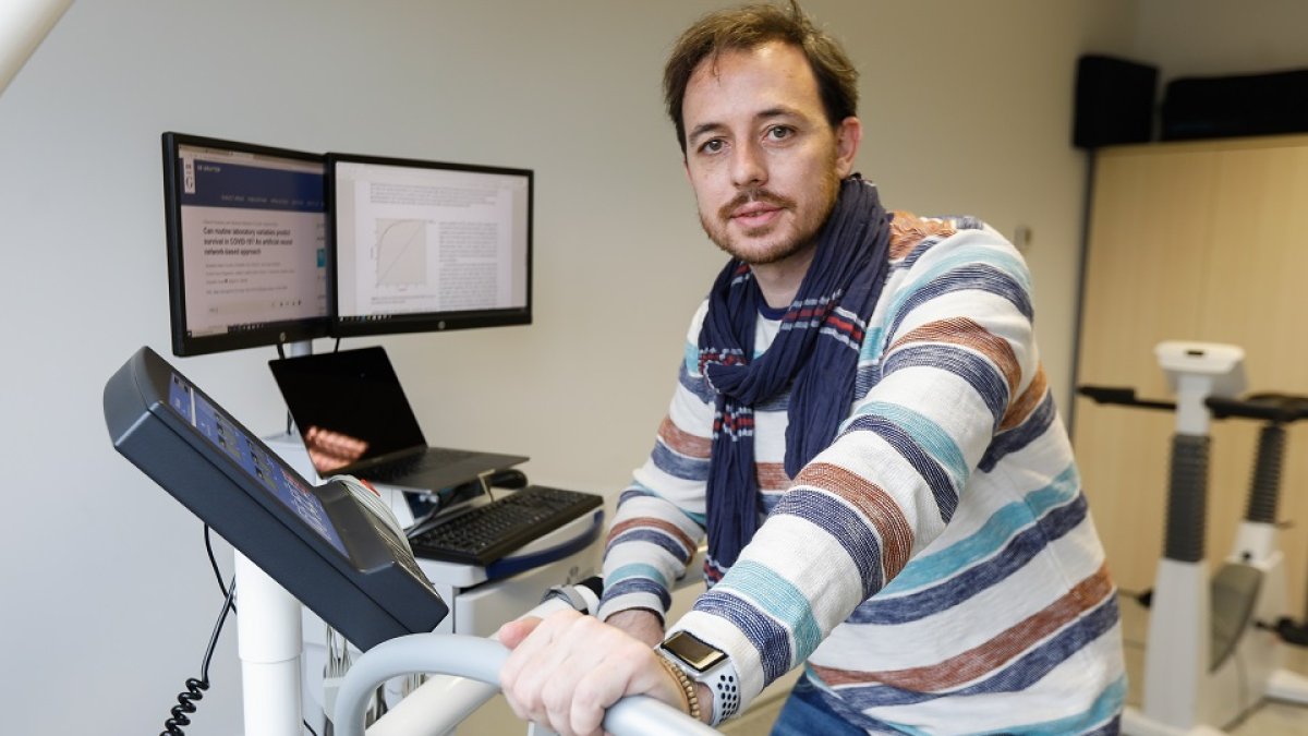 El investigador Alejandro Santos Lozano en las instalaciones de la Universidad Europea Miguel de Cervantes. J. M. LOSTAU.