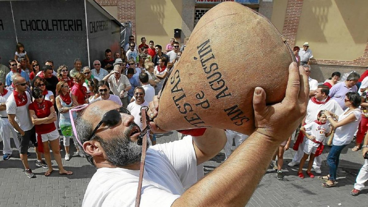 Tradicional Concurso de Bebedores de Bota en la localidad de Pedrajas de San Esteban.-J. M. LOSTAU