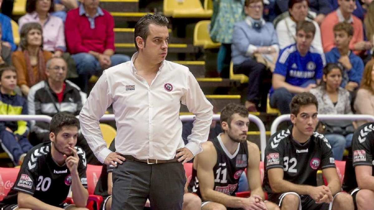 Iñaki Martín junto al banquillo del CB Ciudad de Valladolid.-Pablo Requejo