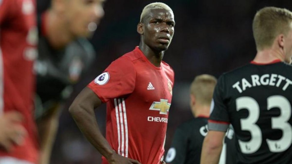 Pogba no acaba de encontrar su sitio en el United.-AFP