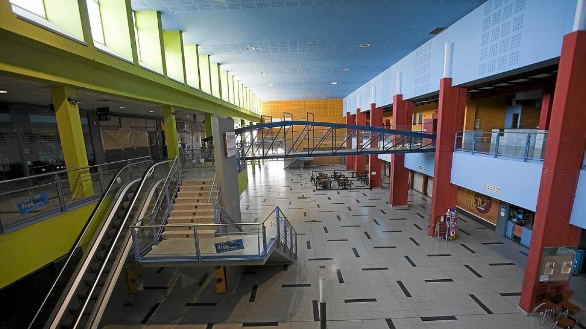 Interior del centro comercial Parquesol Plaza.-EL MUNDO