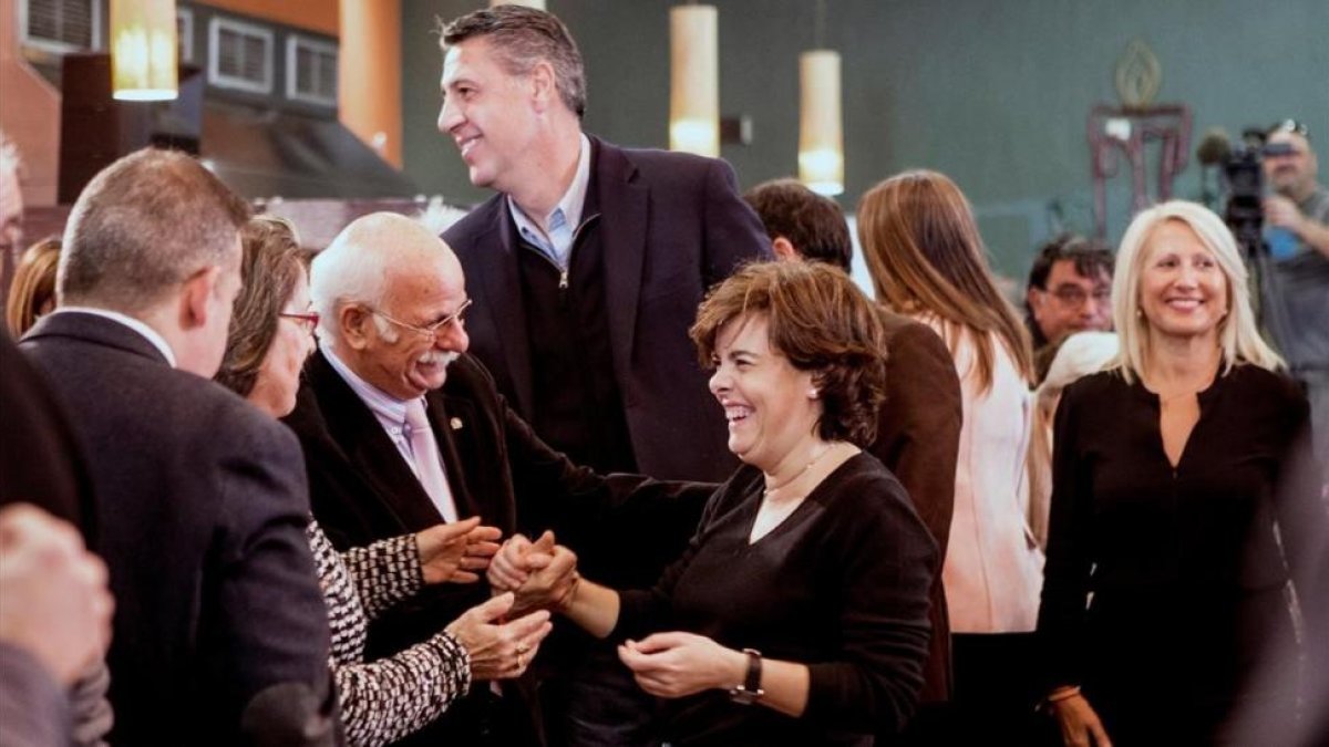 La vicepresidenta del Gobierno, Soraya Saenz de Santamaría, junto al cabeza de lista del PPC, Xavier García Albiol, y la candidata por Girona, Maria Àngels Olmedo.-/ QUIQUE GARCIA