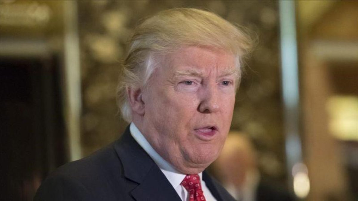 El presidente electo estadounidense, Donald Trump, se dirige a los periodistas en la Trump Tower de Nueva York.-ALBIN LOHR-JONES