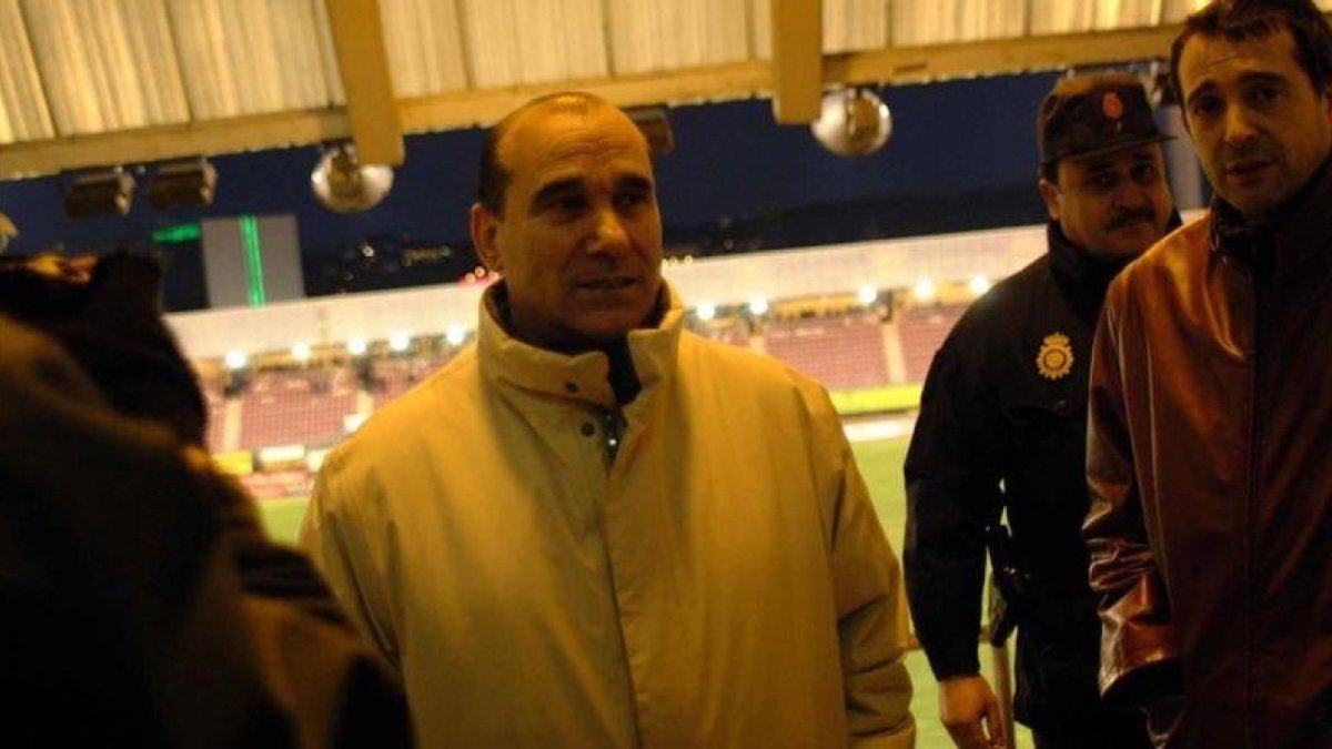 José María Caneda, el expresidente del Compostela, en el campo de San Lázaro.-CARLOS LAGO