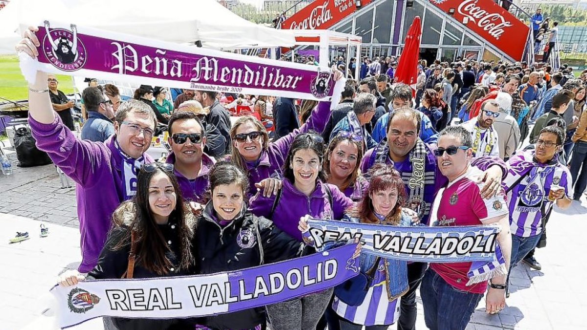 Aficionados del Real Valladolid durante el pasado ‘Día del peñista’ celebrado en los Anexos.-J.M.LOSTAU