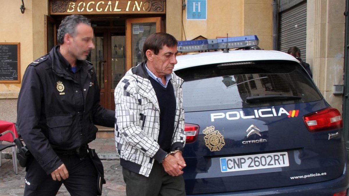 El acusado, D.S.G., es conducido a la Audiencia Provincial de León.-PEIO GARCÍA / ICAL