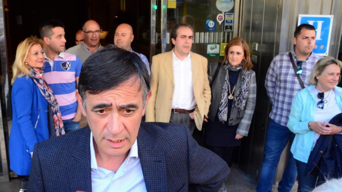 Antonio Pardo atiende a los medios delante de varios compañeros del sector crítico del PP de Soria.-ÁLVARO MARTÍNEZ