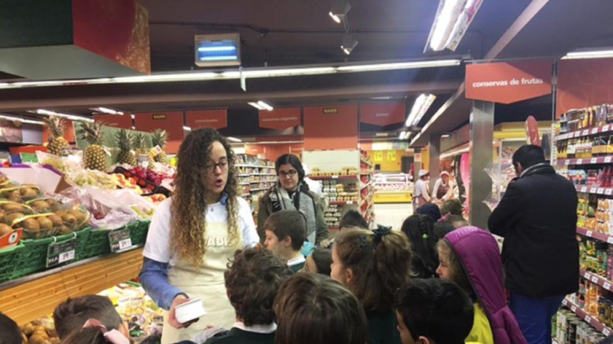 Imagen de archivo de una de las actividades educativas celebradas en uno de los supermercados.-EL MUNDO