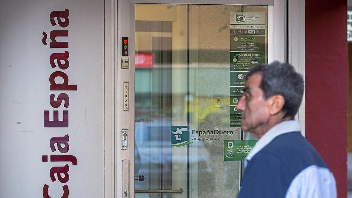Exterior de una oficina del banco EspañaDuero.-MIGUEL ÁNGEL SANTOS (PHOTOGENIC)