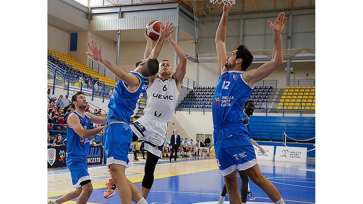 Imágenes del duelo jugador por el Real Valladolid Baloncesto en Melilla. / LOF