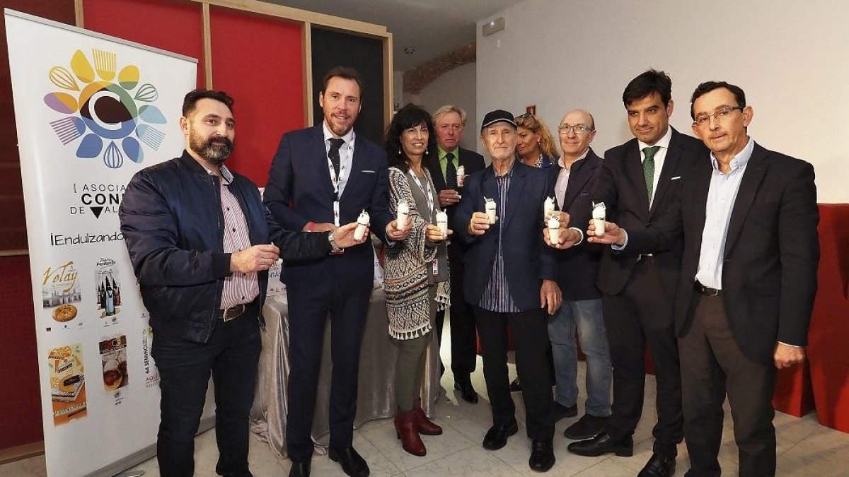 Óscar Puente, Ana Redondo y Javier Angulo con el postre oficial de la Seminci, elaborado por la Asociación Provincial de Empresarios Confiteros.-MIGUEL ÁNGEL SANTOS