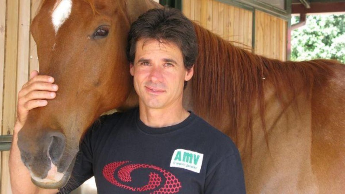 Àlex Crivillé, con uno de sus caballos de carreras.-EMILIO PÉREZ DE ROZAS
